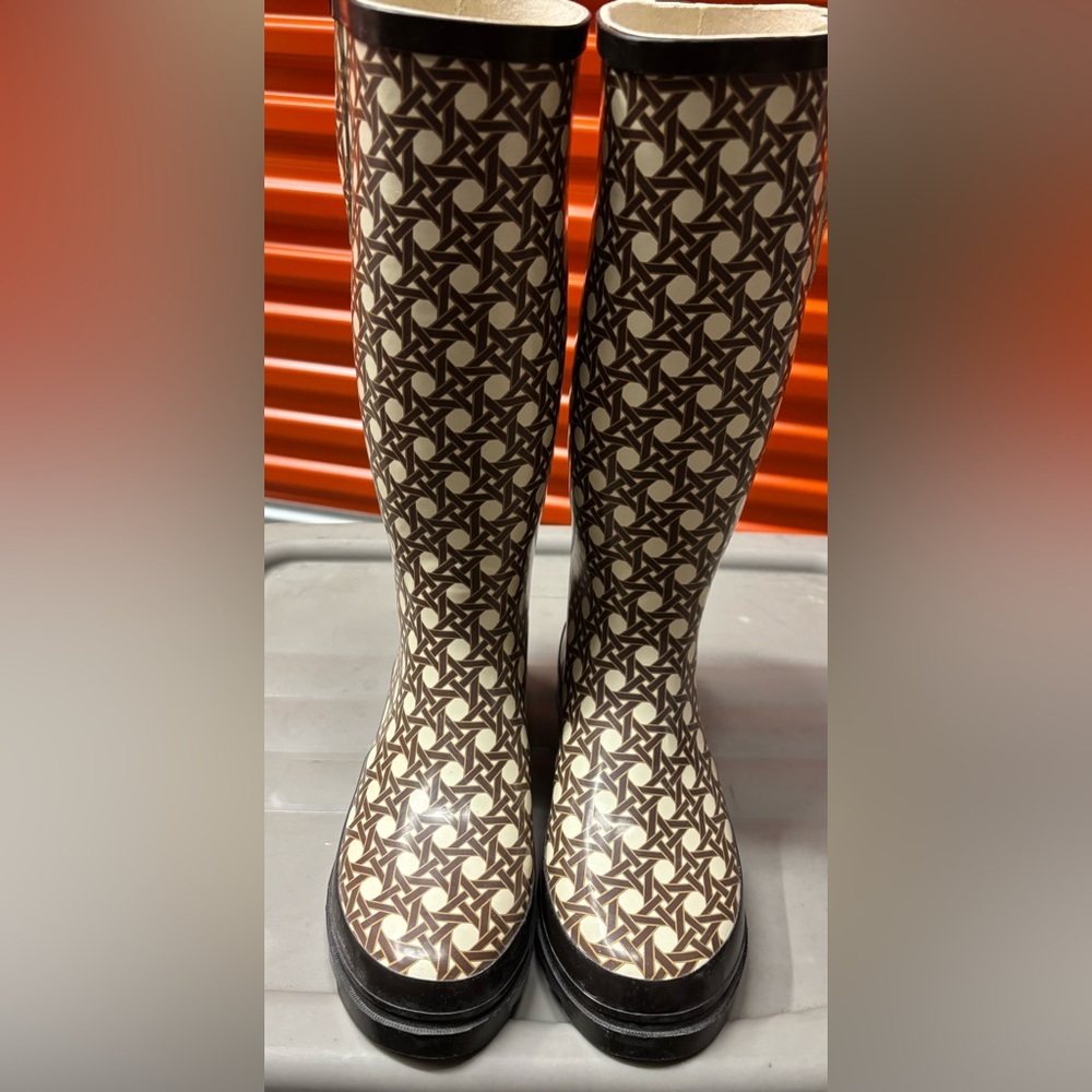 TALBOTS - KNEE HIGH CREAM & BROWN RAIN BOOTS - SIZE 8 - Picture 2 of 3